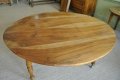 Table ovale en noyer à allonges