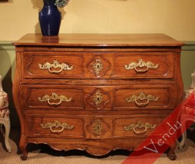 Commode tombeau en noyer massif