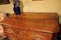 Commode tombeau en noyer massif