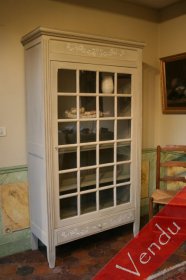Petite vitrine peinte