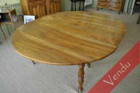 Table ovale en noyer à allonges