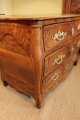 Commode tombeau en noyer massif