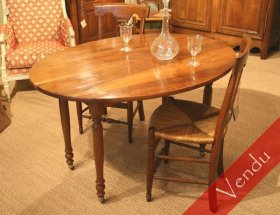 Table ovale en noyer