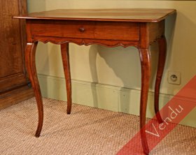 Élégante table époque Louis XV
