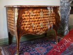 Commode sauteuse L XV marqueterie