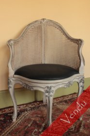 Fauteuil de Cabinet en bois de hêtre foncé de canne, sculpté et peint.