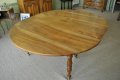 Table ovale en noyer à allonges
