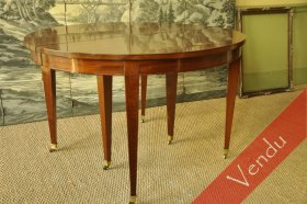 Table ovale à bandeau Directoire en acajou.