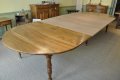 Table ovale en noyer à allonges