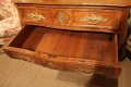 Commode tombeau en noyer massif