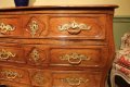 Commode tombeau en noyer massif