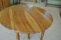 Table ovale en noyer à allonges
