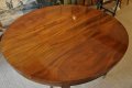 Table ovale à bandeau Directoire en acajou.