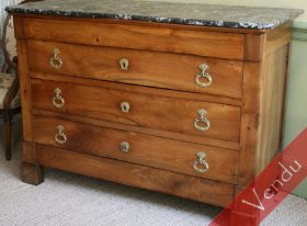 Commode époque Restauration en noyer.