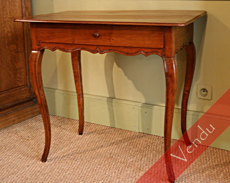 Élégante table époque Louis XV