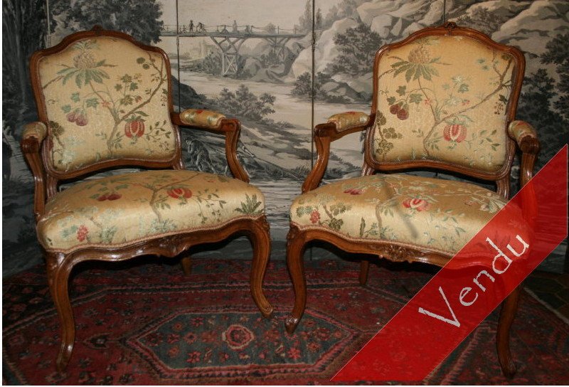 Paire de fauteuils Louis XV à dossiers plats